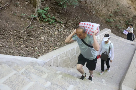 助力文旅市场 展示产投风采——乐动在线官网-乐动在线（中国）
组织开展员工登山比赛活动(图6)