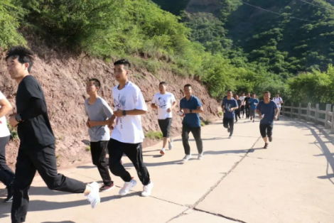 助力文旅市场 展示产投风采——乐动在线官网-乐动在线（中国）
组织开展员工登山比赛活动(图3)