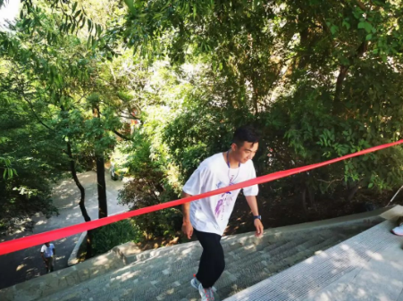 助力文旅市场 展示产投风采——乐动在线官网-乐动在线（中国）
组织开展员工登山比赛活动(图8)