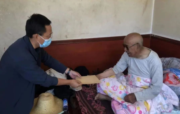 乐动在线官网-乐动在线（中国）
赴帮扶村对接工作并慰问困难党员(图2)